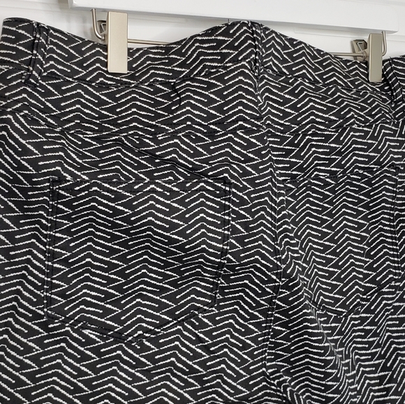 Ellos stretch slim leg ankle pants bold blk & white zig-zag pattern zipper dets - Picture 10 of 12